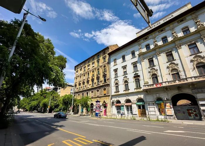 Vintage 2 Bedroom Apartment, Kai