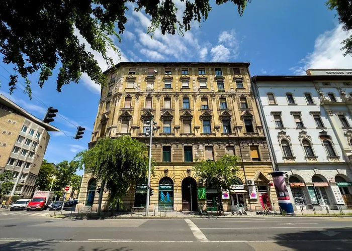 Vintage 2 Bedroom Apartment, Kai