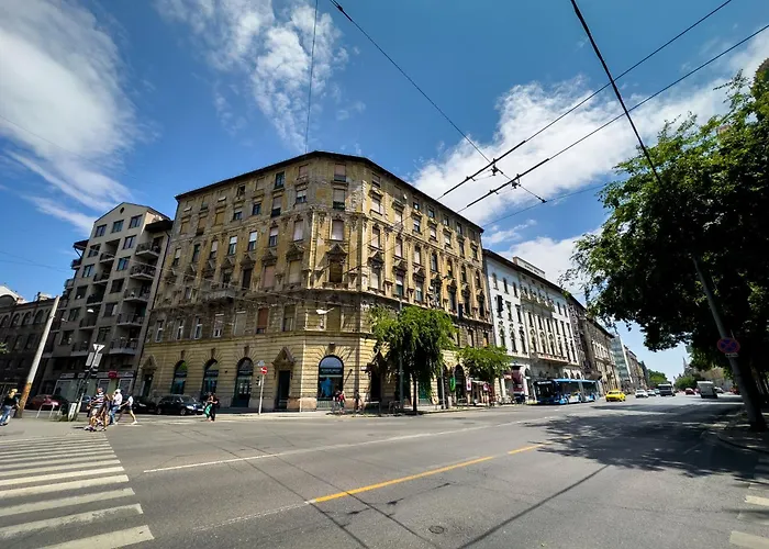 Vintage 2 Bedroom Apartment, Kai